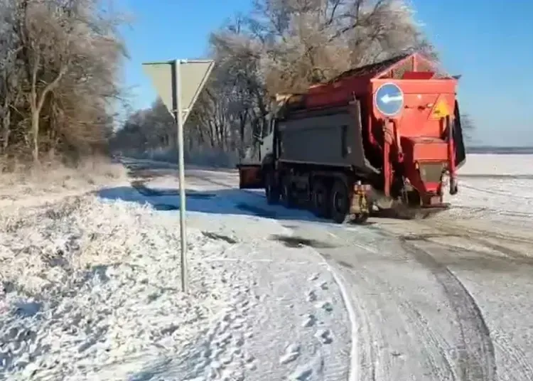 Сніг та ожеледиця: на Дніпропетровщині погіршилася погода