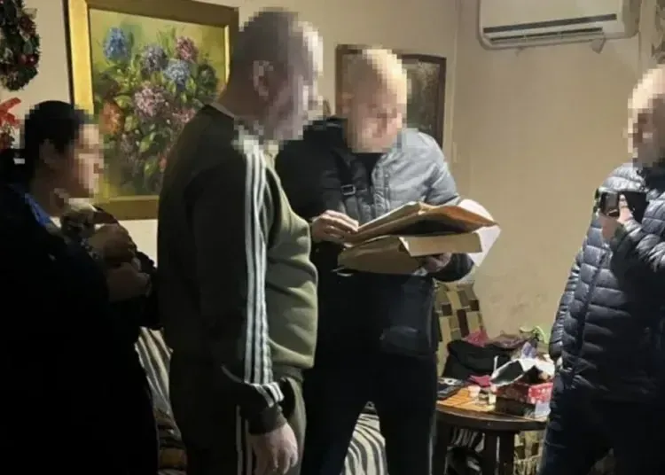 Заблокували вхід та залякували персонал: у Дніпрі силою захопили аптеку