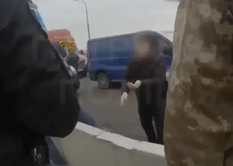 У Дніпрі врятували жінку, яка хотіла стрибнути з Центрального мосту