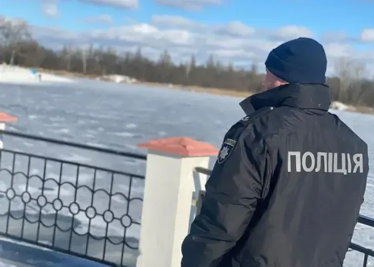 На Дніпропетровщині рятували двох підлітків, які провалилися під кригу