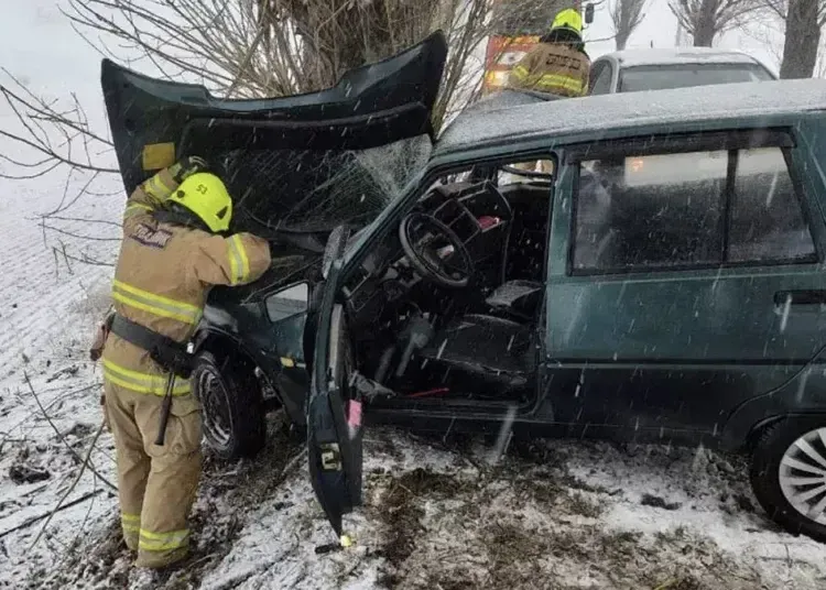 У Дніпровському районі авто врізалось у дерево, а людей затиснуло у салоні