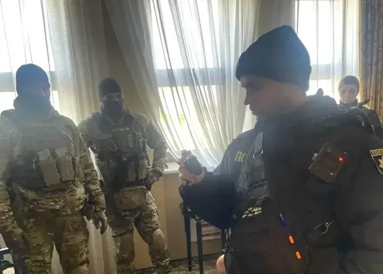 У дніпровському готелі чоловік тримав працівника у заручниках та погрожували вибухівкою