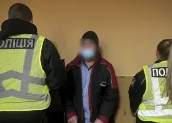 У Дніпрі чоловік накинувся на брата з ножем, поки той спав