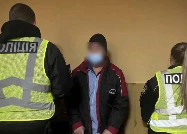 У Дніпрі чоловік накинувся на брата з ножем, поки той спав