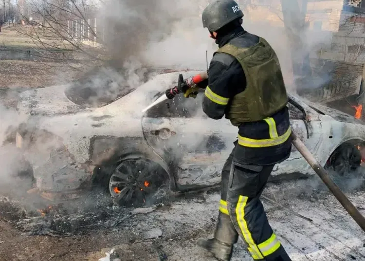 Під час обстрілу на Дніпропетровщині вщент згоріли дві автівки