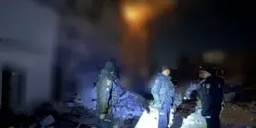 Ракетний удар по Кривому Рогу: росіяни влучили в готель, під завалами люди