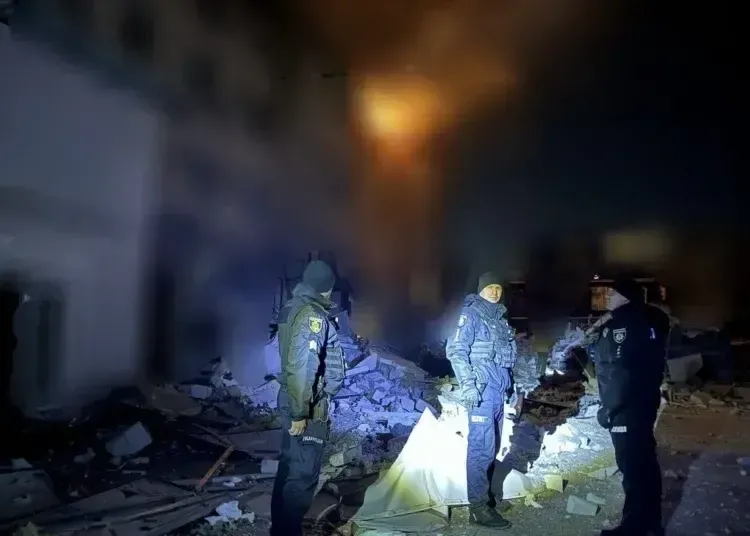 Ракетний удар по Кривому Рогу: росіяни влучили в готель, під завалами люди