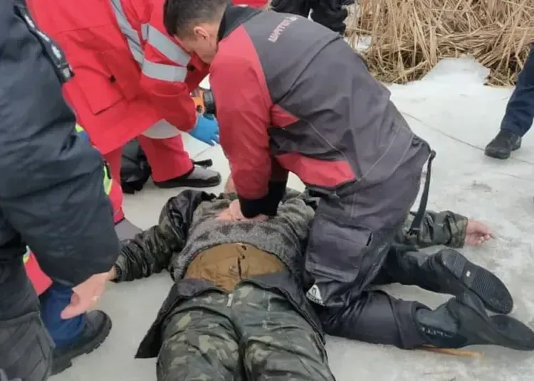 У Дніпрі під кригу провалився рибалка