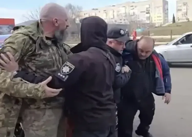У Вільногірську стався конфлікт між військовим та поліцейськими