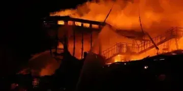 Атака на Дніпро: ресторанний комплекс згорів вщент, четверо людей загинули