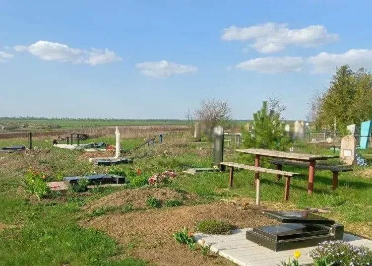 У Дніпровському районі жінка розтрощила 32 надгробні плити і 14 хрестів на цвинтарі