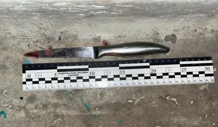 У Шахтарському зарізали 12-річного хлопчика на сходовому майданчику багатоповерхівки