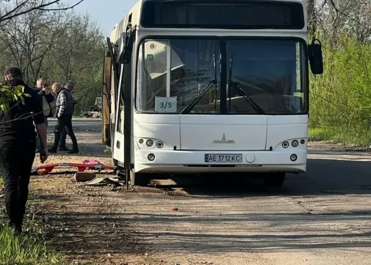 Росіяни вдарили по автобусу з працівниками підприємства, які їхали на роботу в Марганці