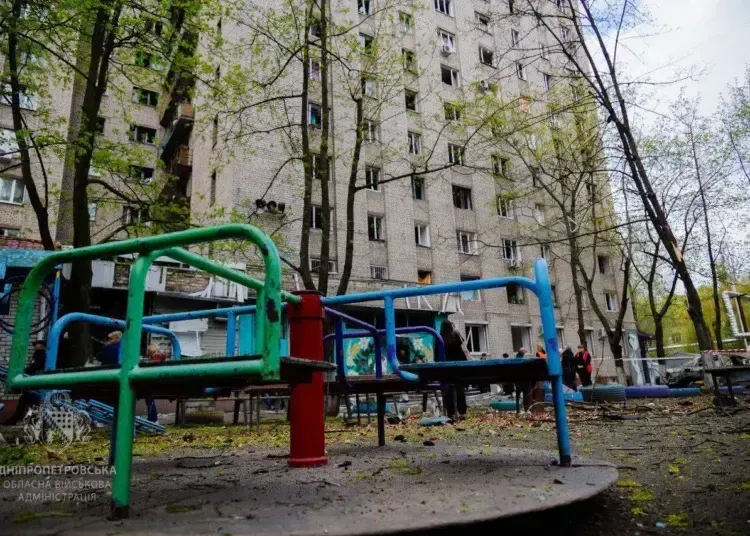 Внаслідок обстрілу на Дніпропетровщині постраждала жінка з двома маленькими доньками