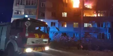 Обстріл Кам'янського: безпілотник влучив у багатоповерхівку, троє постраждалих