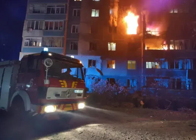 Обстріл Кам'янського: безпілотник влучив у багатоповерхівку, троє постраждалих