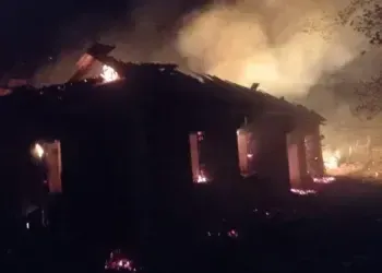 Ворожий дрон влучив у будинок на Дніпропетровщині - мешканець оселі помер дорогою до лікарні