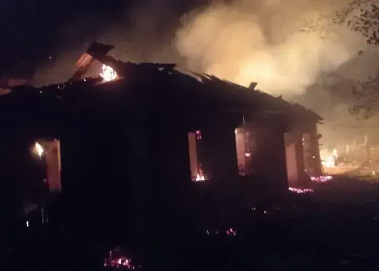Ворожий дрон влучив у будинок на Дніпропетровщині - мешканець оселі помер дорогою до лікарні