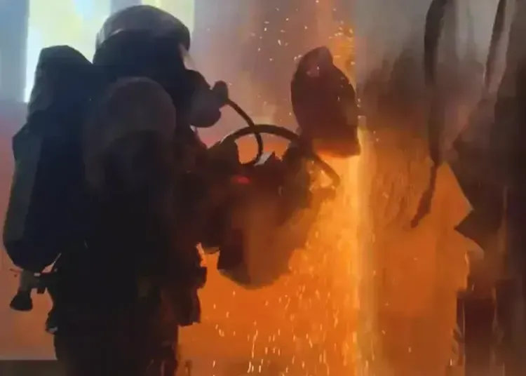 З палаючої багатоповерхівки у Кривому Розі рятувальники винесли двох дітей