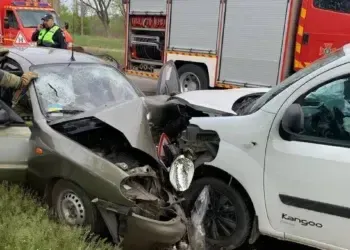 Моторошна аварія у Кривому Розі: двох людей заблокувало в автівці