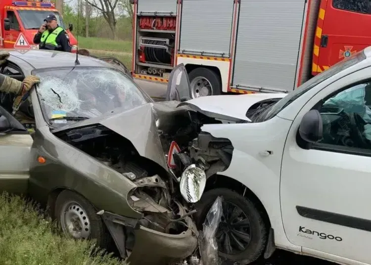 Моторошна аварія у Кривому Розі: двох людей заблокувало в автівці