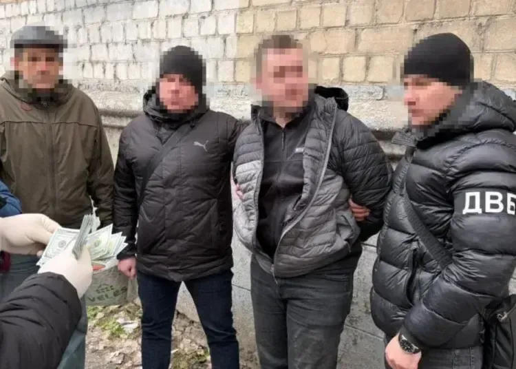 У Дніпрі судитимуть поліцейського, який вимагав хабарі за безперешкодне ведення торгівлі та "допомагав" ухилятися від мобілізації