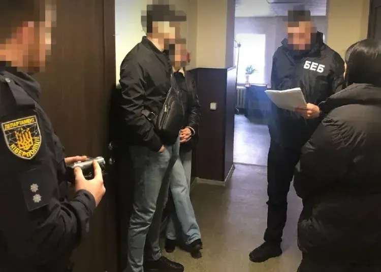 У Дніпрі посадовець наживався на обороні міста
