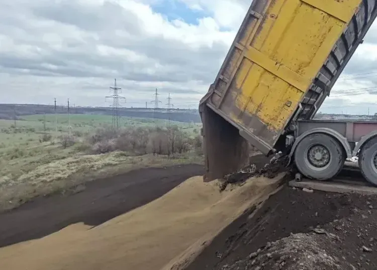 У Дніпрі вантажівка скидала сміття за АЗС