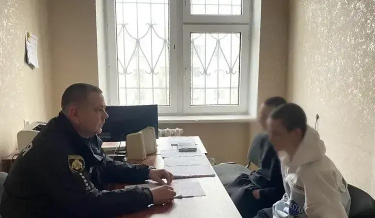 На Дніпропетровщині троє підлітків замовили доставку та пограбували курʼєра