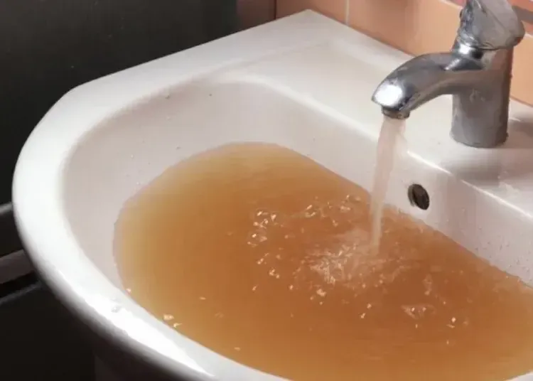 Іржава вода у кранах: Дніпроводоканал пояснив причину