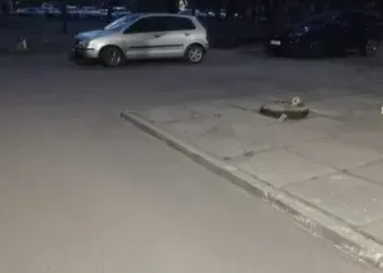 У Камʼянському пʼяний чоловік відкрив стрілянину з автомата у дворі багатоповерхівки