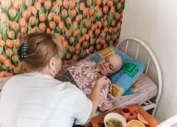 Почему во время войны дома престарелых стали критически важны?