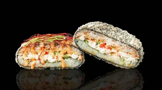 Різниця між м’ясним і суші бургером Різниця між м’ясним і суші бургером