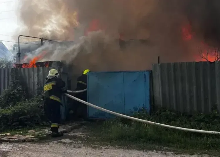 Пожежа у Дніпрі: жінка винесла з палаючого будинку двох дітей