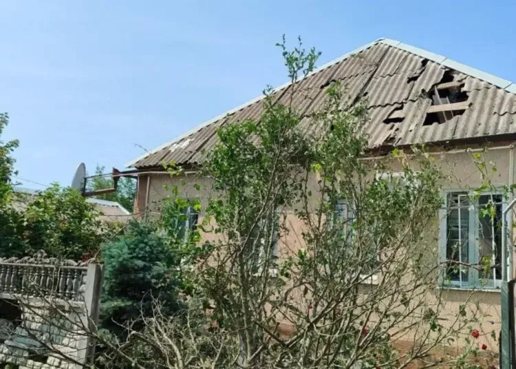 У Нікополі внаслідок обстрілу поранено трьох чоловіків: прокуратура розслідує воєнний злочин