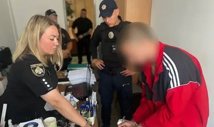 У Павлограді чоловік напав на двох людей і ледь не вбив