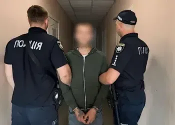 Дніпрянин відкрив стрілянину посеред вулиці з дітьми, за зауваження - вистрілив у жінку