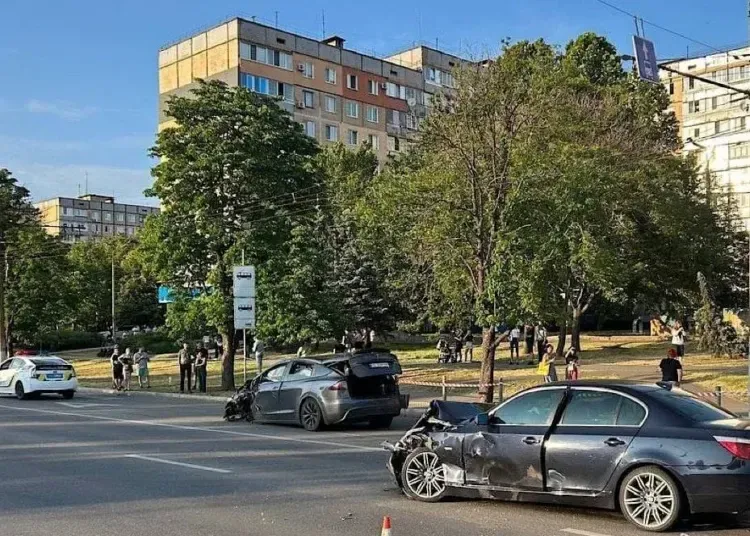 ДТП у Кривому Розі: зіткнулися чотири автівки, є постраждалі та загиблий