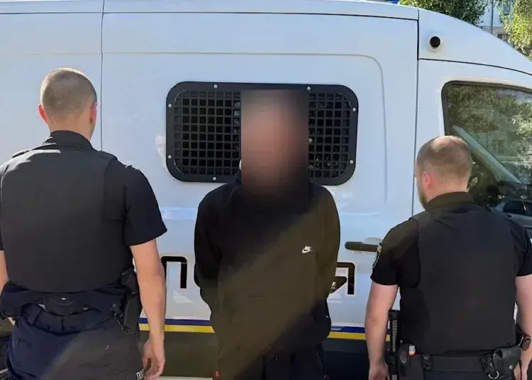 Поліцейські затримують чоловіка із пістолетом на Дніпропетровщині — стрілянина на вулиці через побутовий конфлікт