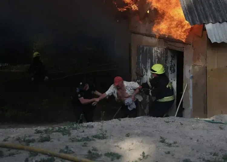 Масштабна пожежа в житловому секторі Дніпра: що відомо