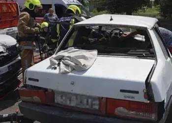 На Дніпропетровщині рятувальники визволили чоловіка з автівки після ДТП