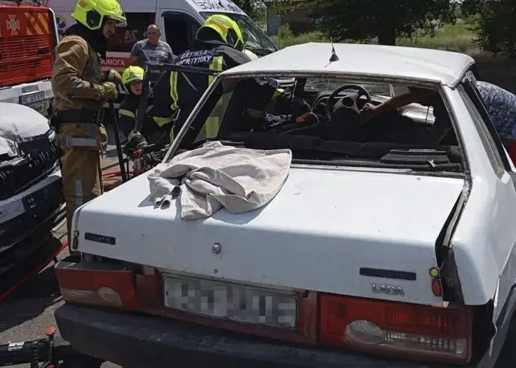 На Дніпропетровщині рятувальники визволили чоловіка з автівки після ДТП