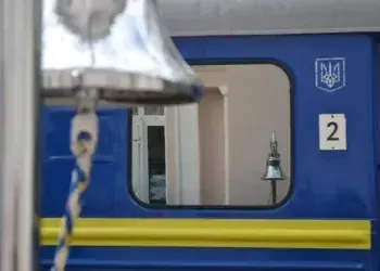 Приміський потяг на станції Придніпровської залізниці