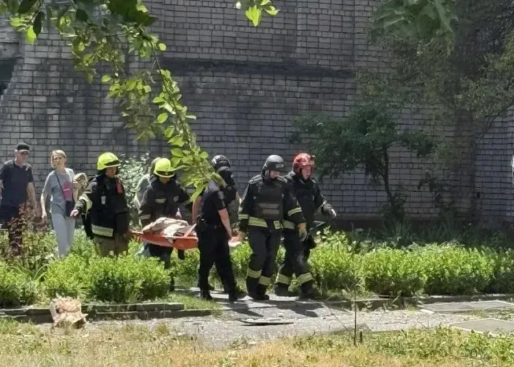Масований обстріл Дніпра: є загиблі, десятки постраждалих, зруйновані школи та лікарні