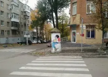 Філатов пообіцяв особисто покарати комунальників, які знесли афішну тумбу 19 століття