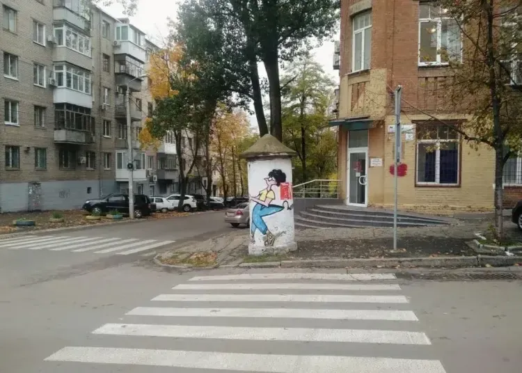 Філатов пообіцяв особисто покарати комунальників, які знесли афішну тумбу 19 століття