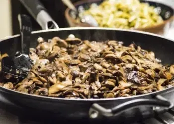 Легко, вкусно, сытно: 5 начинок для лаваша на сковороде