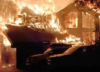 Пожежа та руйнування після нічної атаки на Дніпропетровщину: постраждали діти, знищені будинки й авто