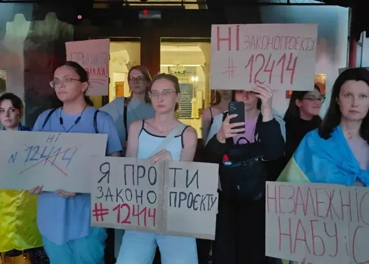 У Дніпрі проходить мітинг проти законопроєкту щодо НАБУ та САП
