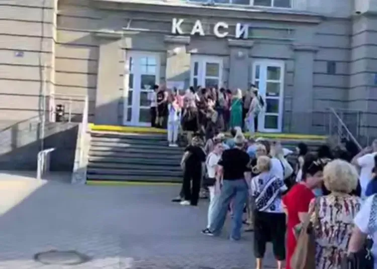 У Дніпрі величезні черги на вокзалі - квитків немає
